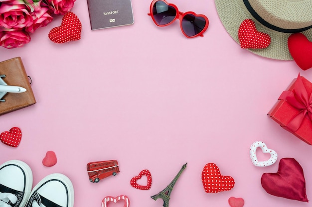 Vista ad alto angolo degli accessori personali su sfondo rosa