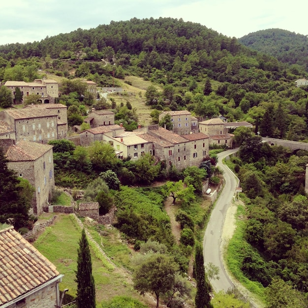 Vista ad alto angolo degli edifici da una strada vuota contro la montagna