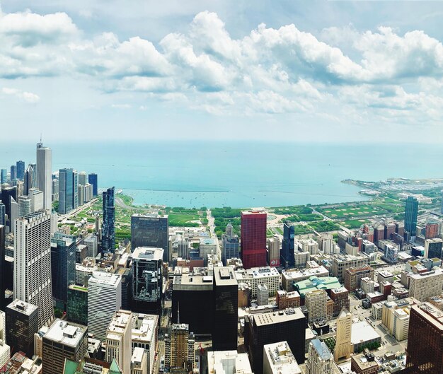 Vista ad alto angolo degli edifici dal mare contro il cielo