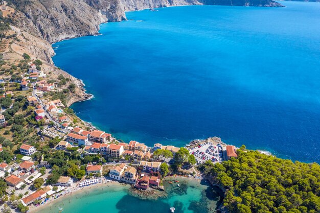 Vista ad alto angolo degli edifici dal mare