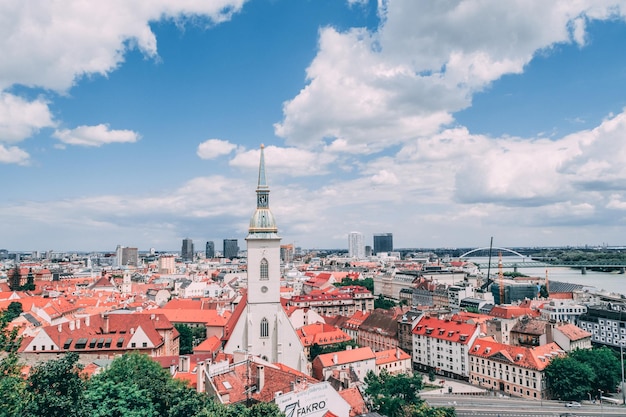 Vista ad alto angolo degli edifici della città contro il cielo