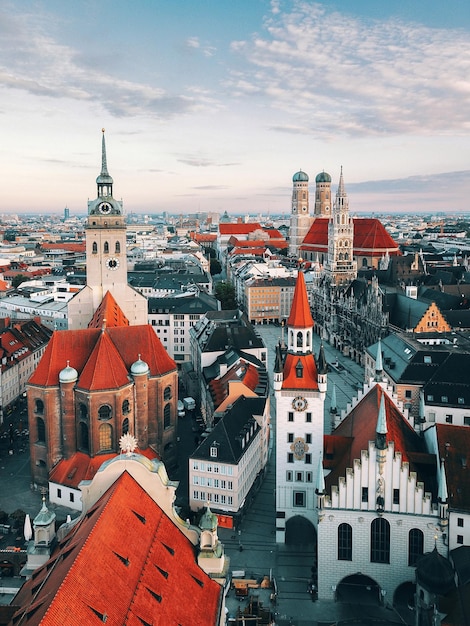 Vista ad alto angolo degli edifici della città contro il cielo
