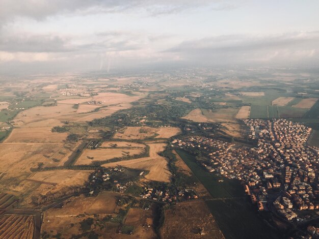 Vista ad alto angolo degli edifici della città contro il cielo