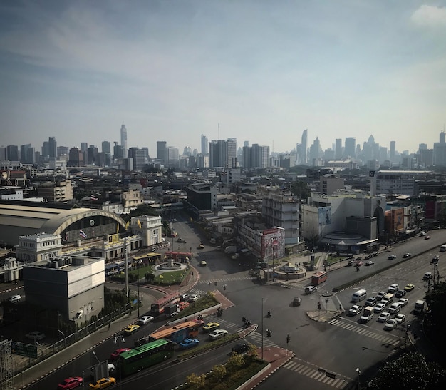Vista ad alto angolo degli edifici della città contro il cielo