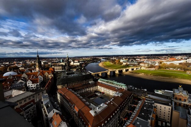 Vista ad alto angolo degli edifici della città contro il cielo