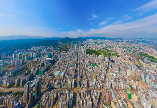 Vista ad alto angolo degli edifici della città contro il cielo