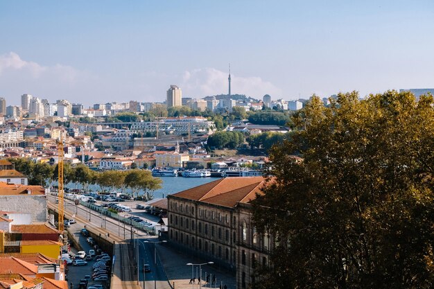 Vista ad alto angolo degli edifici della città contro il cielo