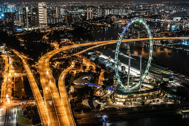 Vista ad alto angolo degli edifici illuminati in città di notte
