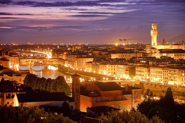 Vista ad alto angolo degli edifici illuminati in città