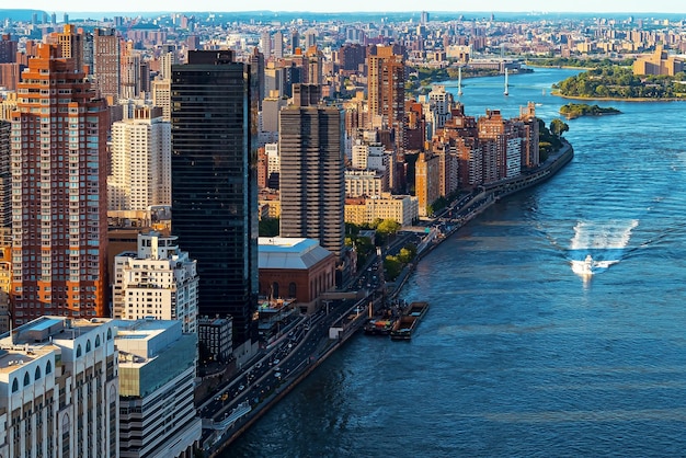 Vista ad alto angolo degli edifici lungo il fiume in città