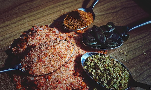 Vista ad alto angolo degli ingredienti nei cucchiai sul tavolo