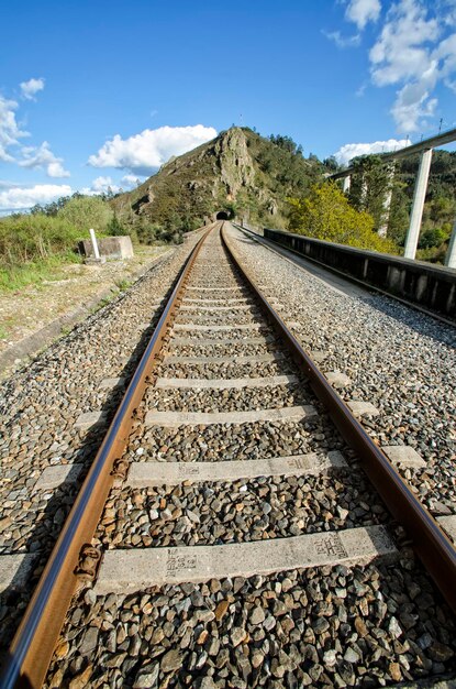 Vista ad alto angolo dei binari della ferrovia contro il cielo