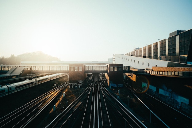 Vista ad alto angolo dei binari della ferrovia contro un cielo limpido