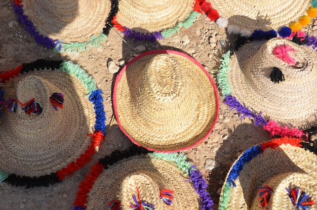 Vista ad alto angolo dei cappelli sul campo in vendita al mercato