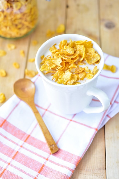 Vista ad alto angolo dei cornflakes in tazza su tavola
