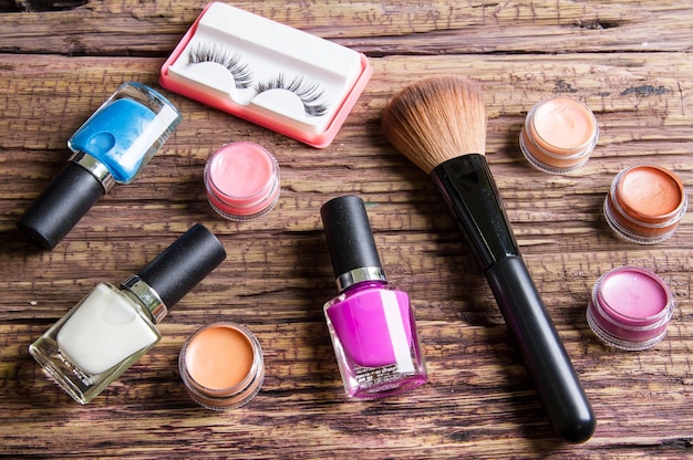 Vista ad alto angolo dei cosmetici su un tavolo di legno