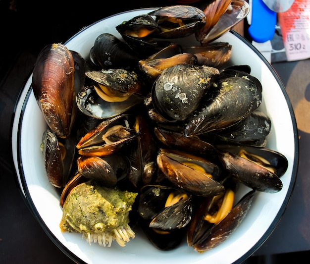Vista ad alto angolo dei molluschi in piastra