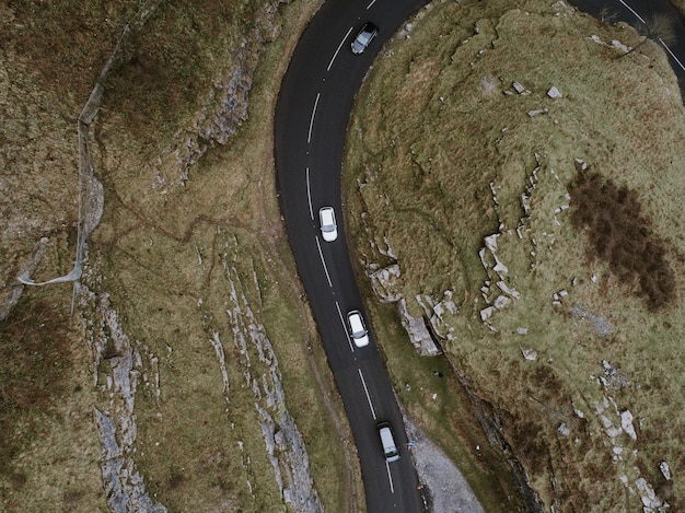 Vista ad alto angolo dei veicoli su strada