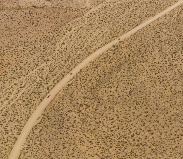 Vista ad alto angolo dei veicoli su strade di campagna