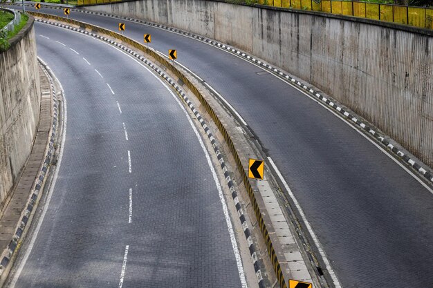 Vista ad alto angolo dei veicoli sull'autostrada