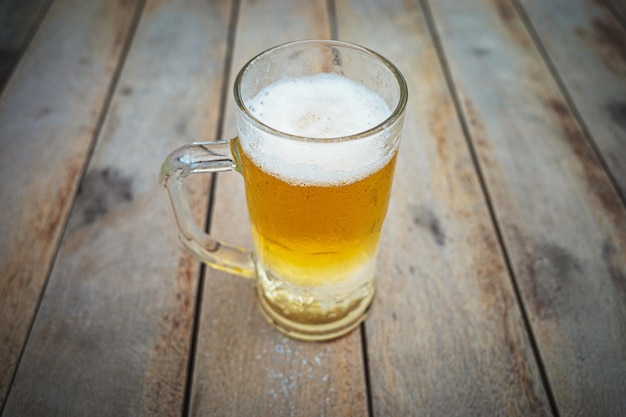 Vista ad alto angolo del bicchiere di birra sul tavolo