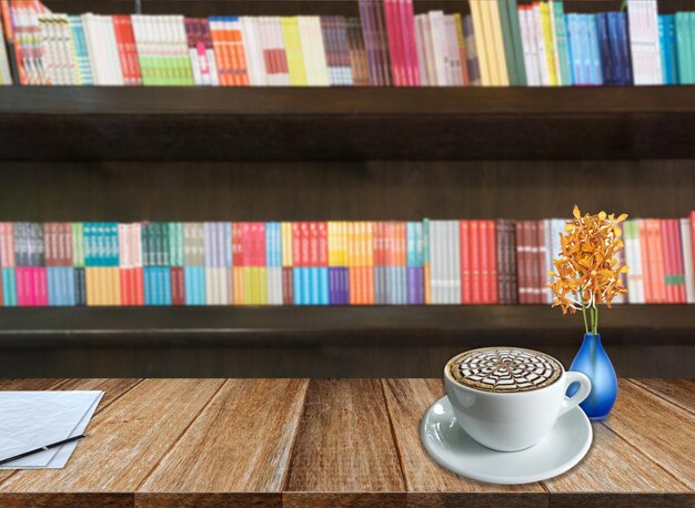 Vista ad alto angolo del caffè contro la libreria