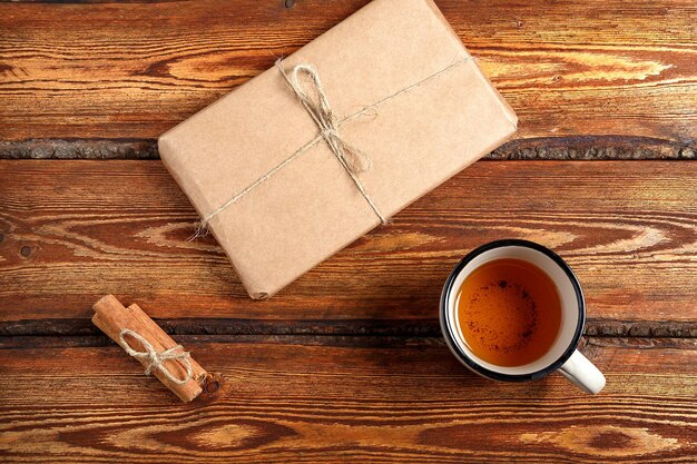 Vista ad alto angolo del caffè in tazza da regalo su tavola