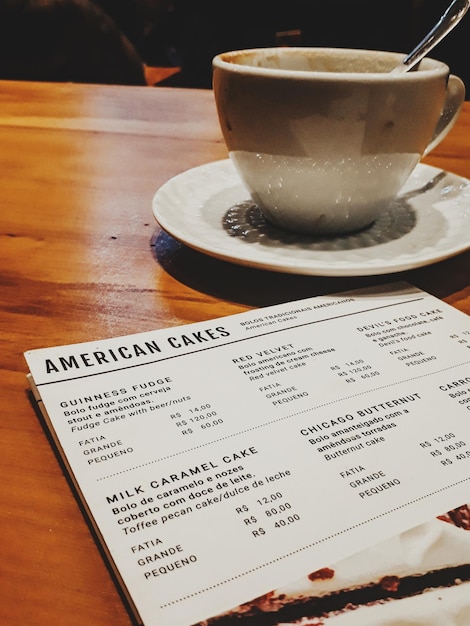 Vista ad alto angolo del caffè sul tavolo