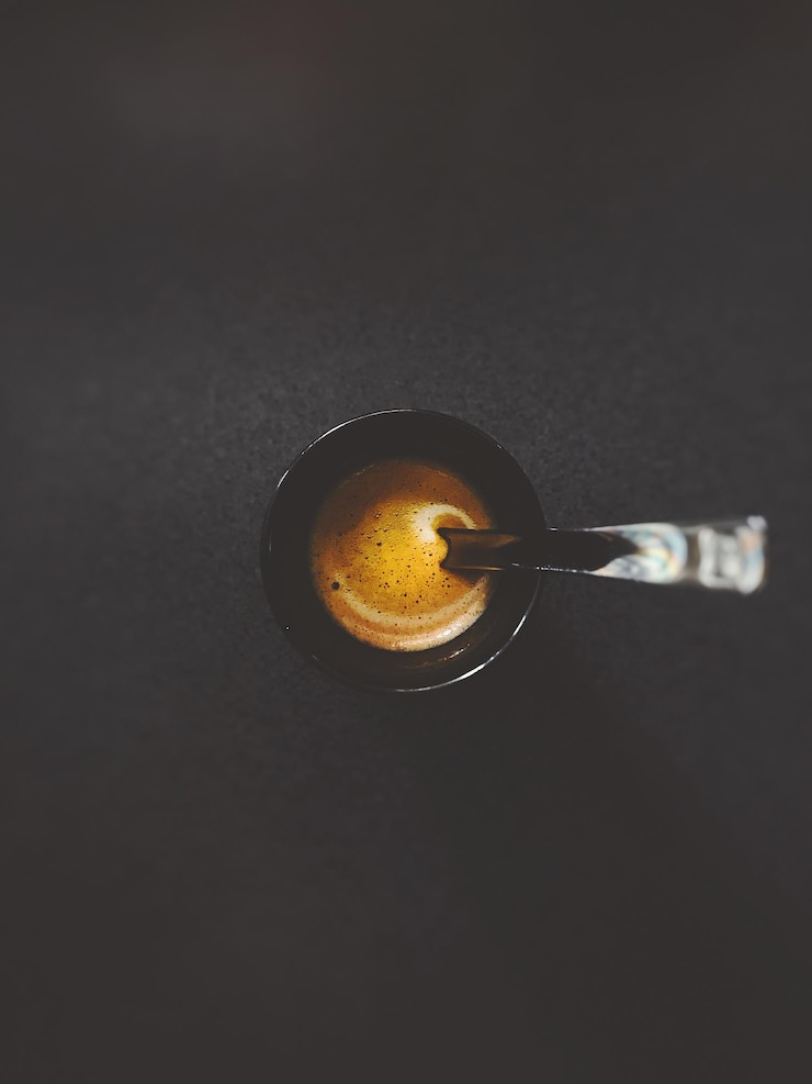 Foto vista ad alto angolo del caffè sul tavolo