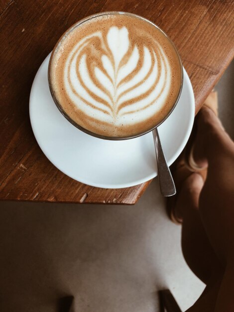 Vista ad alto angolo del caffè sul tavolo