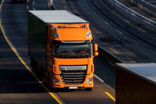 Vista ad alto angolo del camion su strada