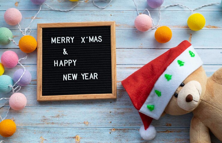 Foto vista ad alto angolo del cartello informativo che dice buon natale e buon anno nuovo sul tavolo