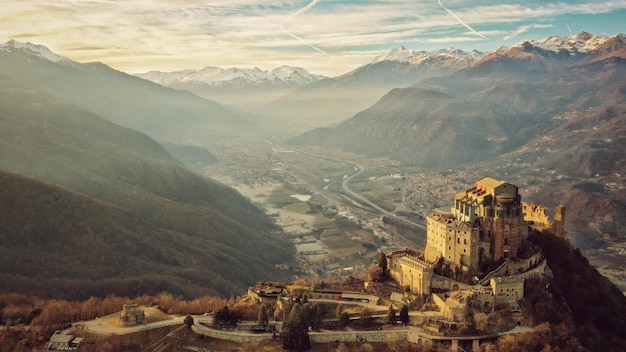 Vista ad alto angolo del castello contro le montagne