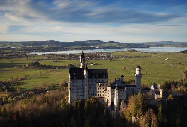 Vista ad alto angolo del castello dal paesaggio contro un cielo nuvoloso