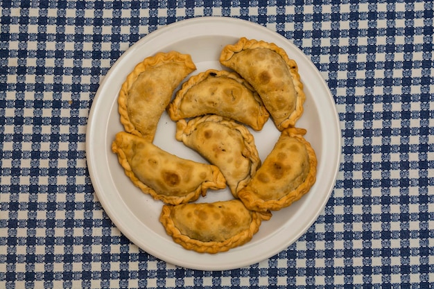 Vista ad alto angolo del cibo nel piatto sulla tavola