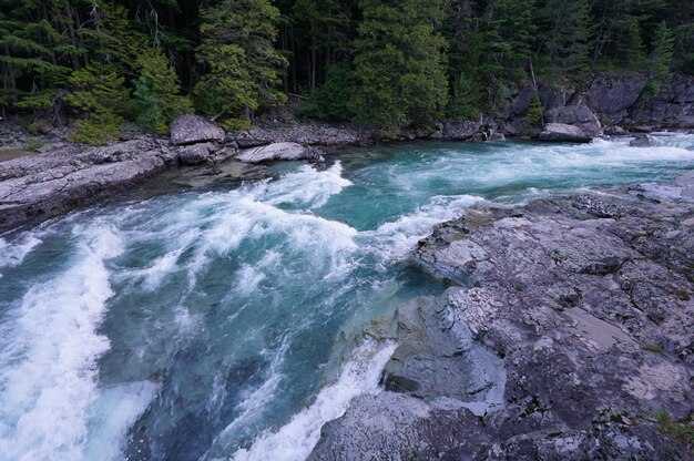 Vista ad alto angolo del fiume che scorre tra le rocce