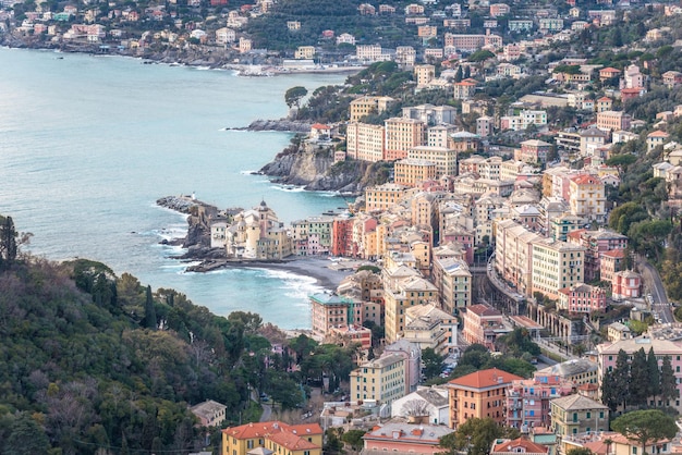 Vista ad alto angolo del fiume e del paesaggio cittadino