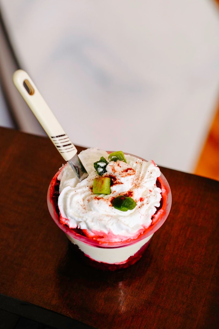 Foto vista ad alto angolo del gelato in una ciotola sul tavolo