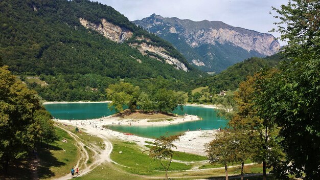 Vista ad alto angolo del lago e delle montagne