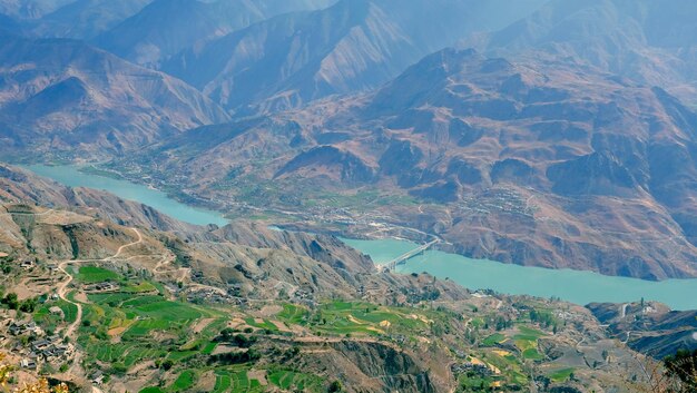 Vista ad alto angolo del lago lungo il paesaggio roccioso