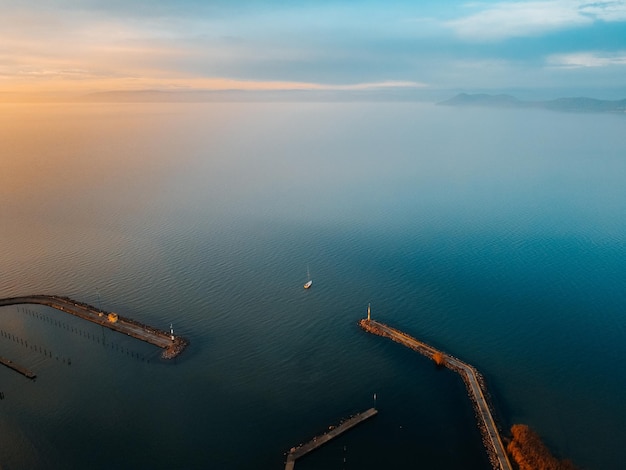Vista ad alto angolo del mare contro il cielo durante il tramonto