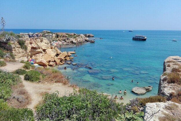 Vista ad alto angolo del mare contro un cielo blu limpido