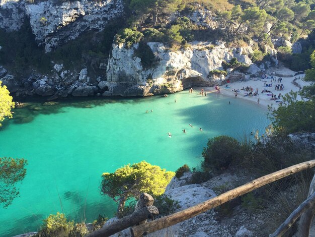 Vista ad alto angolo del mare dalla scogliera