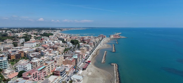 Vista ad alto angolo del mare e degli edifici contro il cielo