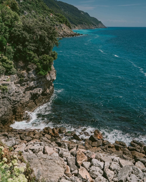 Vista ad alto angolo del mare e delle rocce