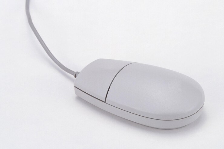 Foto vista ad alto angolo del mouse sullo sfondo bianco