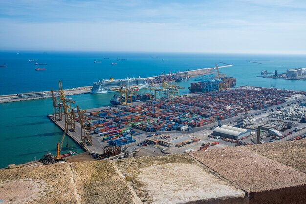 Vista ad alto angolo del paesaggio cittadino dal mare contro il cielo