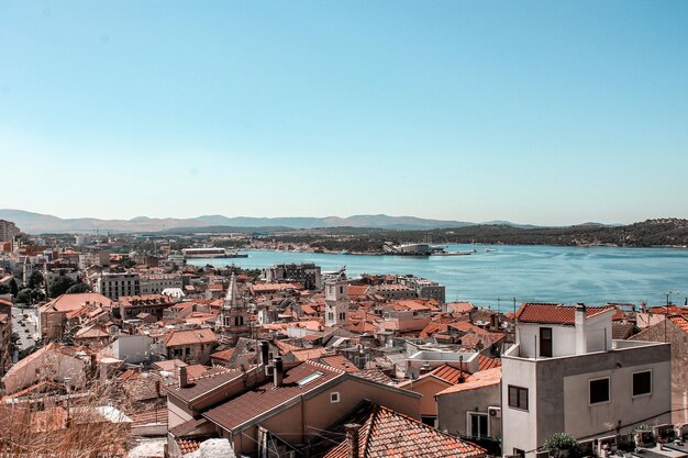 Vista ad alto angolo del paesaggio cittadino dal mare contro un cielo limpido a Sibenik