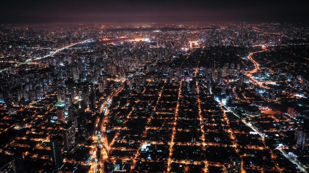 Vista ad alto angolo del paesaggio cittadino di notte