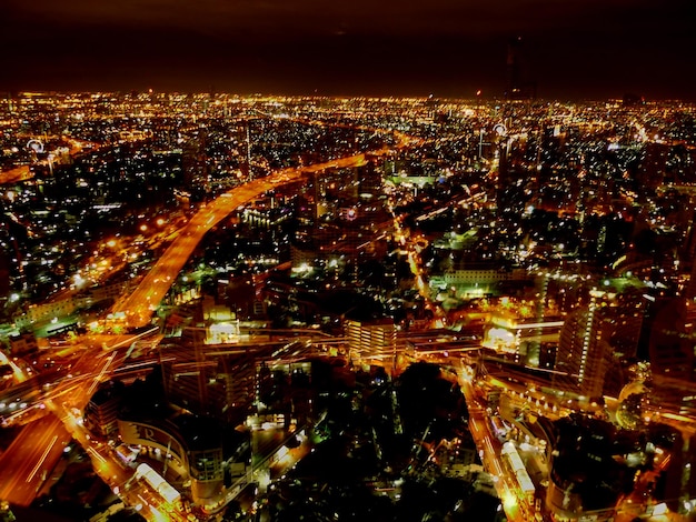 Vista ad alto angolo del paesaggio cittadino illuminato di notte